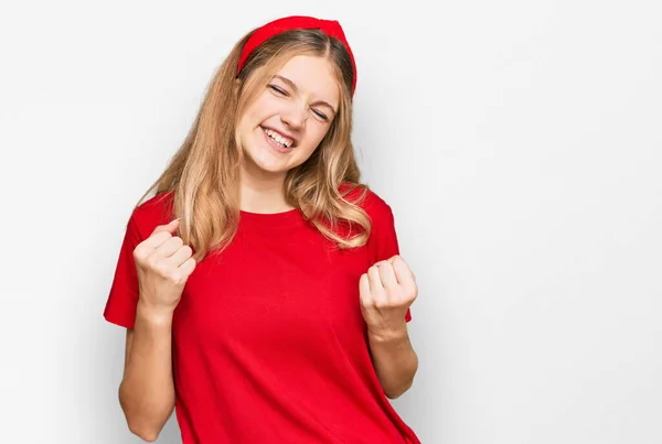 Hermosa Chica Caucásica Joven Vistiendo Casual Camiseta Roja Emocionada Por —  Fotos de Stock