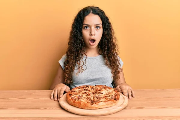 Adolescente Ispanica Ragazza Mangiare Italiano Pizza Spaventato Stupito Con Bocca — Foto Stock