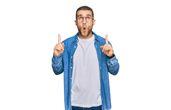 Young Caucasian Man Wearing Casual Clothes Amazed Surprised Looking Pointing — Stock Photo, Image