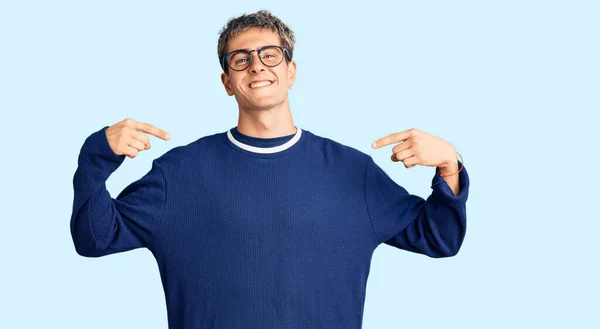 Homem Bonito Jovem Vestindo Roupas Casuais Óculos Olhando Confiante Com — Fotografia de Stock