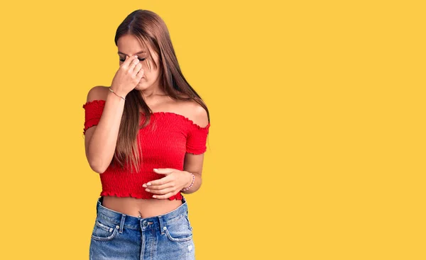 Mujer Hispana Hermosa Joven Usando Ropa Casual Cansada Frotando Nariz — Foto de Stock