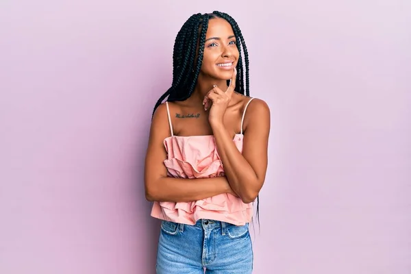 Mulher Hispânica Bonita Vestindo Roupas Casuais Sorrindo Olhando Confiante Para — Fotografia de Stock