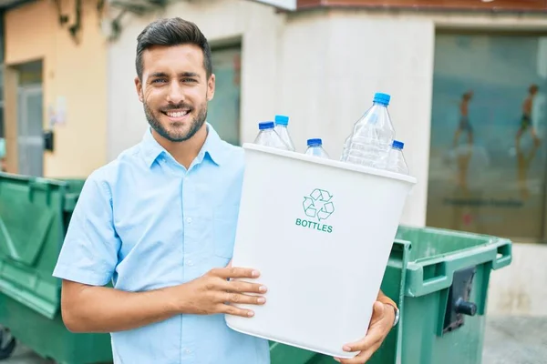 Jovem Hispânico Sorrindo Feliz Reciclagem Segurando Caixote Cheio Garrafa Plástico — Fotografia de Stock