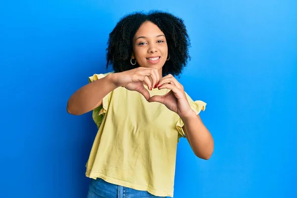 Mladá Africká Americká Dívka Sobě Ležérní Oblečení Úsměvem Lásce Dělá — Stock fotografie