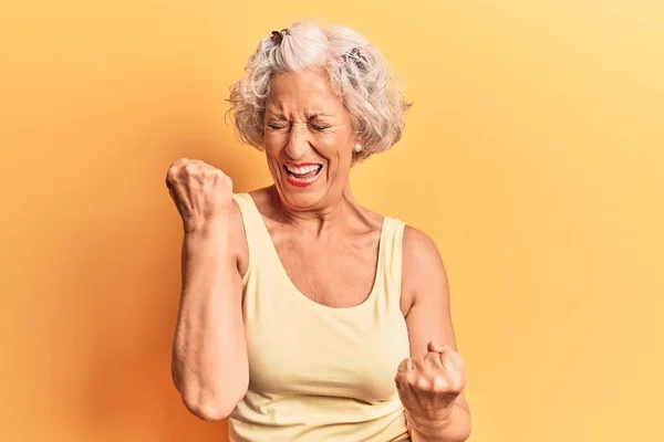 Donna Anziana Dai Capelli Grigi Indossa Abiti Casual Che Celebrano — Foto Stock