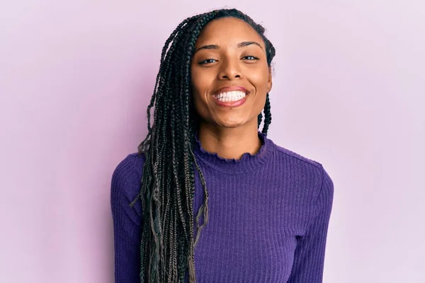 Afro Amerikaanse Vrouw Draagt Casual Wintertrui Met Een Vrolijke Coole — Stockfoto