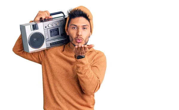 Hezký Latinskoamerický Mladý Muž Držící Boombox Poslouchající Hudbu Jak Dívá — Stock fotografie