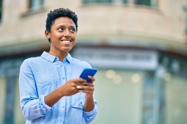 Jovem Afro Americana Sorrindo Feliz Usando Smartphone Cidade — Fotografia de Stock