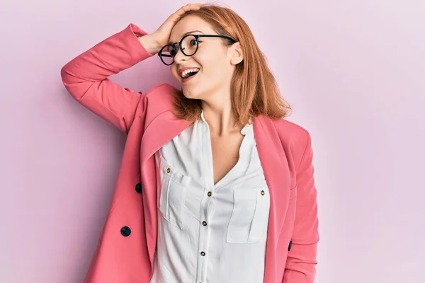 Jonge Blanke Vrouw Dragen Zakelijke Stijl Bril Glimlachen Vol Vertrouwen — Stockfoto