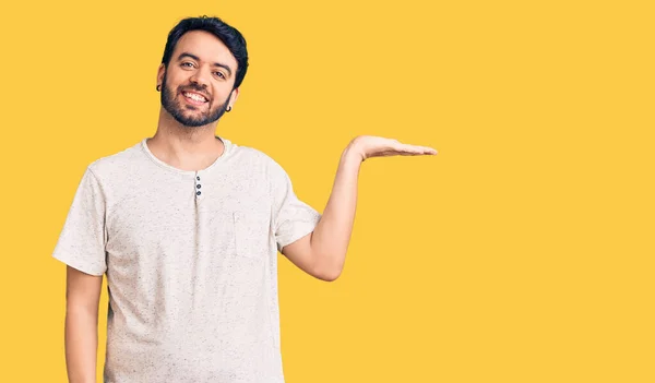 Jovem Hispânico Vestindo Roupas Casuais Sorrindo Alegre Apresentando Apontando Com — Fotografia de Stock