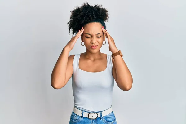 아프리카계 미국인 여자가 소매없는 셔츠를 머리에 있는건 스트레스때문이야 편두통으로 고생하다 — 스톡 사진