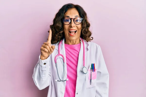 Donna Ispanica Mezza Età Con Uniforme Medico Occhiali Che Puntano — Foto Stock