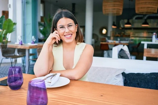 Joven Hermosa Mujer Hispana Sonriendo Feliz Sentado Mesa Mirando Cámara — Foto de Stock