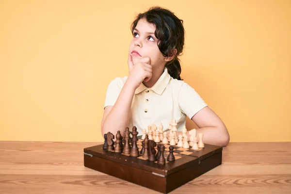 Carino Ispanico Bambino Che Gioca Scacchi Seduto Sul Tavolo Pensando — Foto Stock