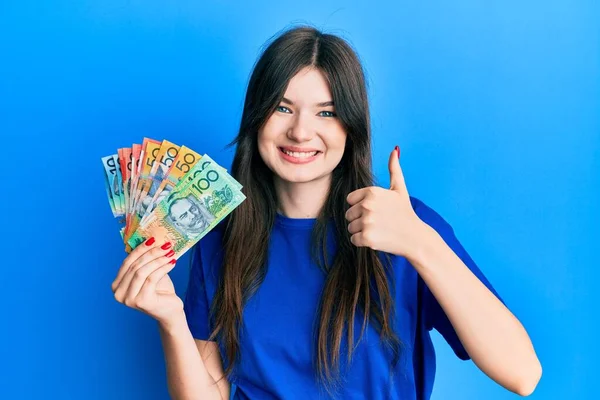 Młoda Piękna Biała Dziewczyna Trzyma Australijskie Dolary Uśmiechnięty Szczęśliwy Pozytywny — Zdjęcie stockowe