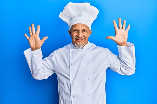 Orta Yaşlı Gri Saçlı Profesyonel Aşçı Üniforması Giyen Şapkası Olan — Stok fotoğraf