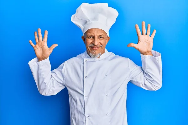 Uomo Mezza Età Dai Capelli Grigi Indossa Uniforme Professionale Cuoco — Foto Stock