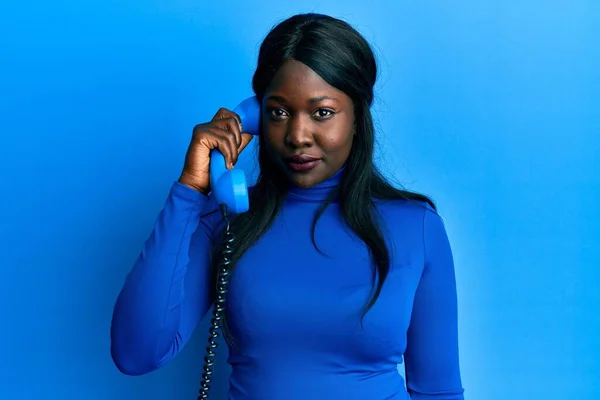Africaine Jeune Femme Parlant Sur Vintage Téléphone Pensée Attitude Expression — Photo