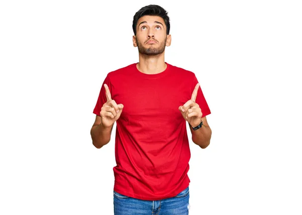Joven Hombre Guapo Con Camiseta Roja Casual Apuntando Hacia Arriba —  Fotos de Stock
