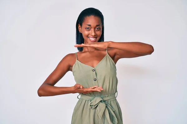 Νεαρή Αφροαμερικάνα Γυναίκα Φορώντας Casual Ρούχα Gesturing Χέρια Που Δείχνουν — Φωτογραφία Αρχείου
