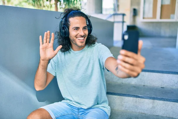 Jovem Hispânico Homem Sorrindo Feliz Fazendo Chamada Vídeo Smartphone Cidade — Fotografia de Stock