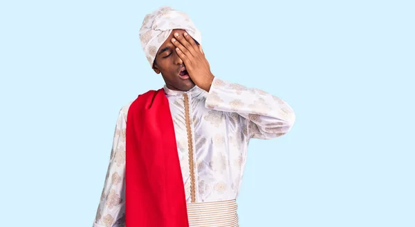 Africano Bonito Homem Vestindo Tradição Sherwani Saree Roupas Bocejando Cansado — Fotografia de Stock