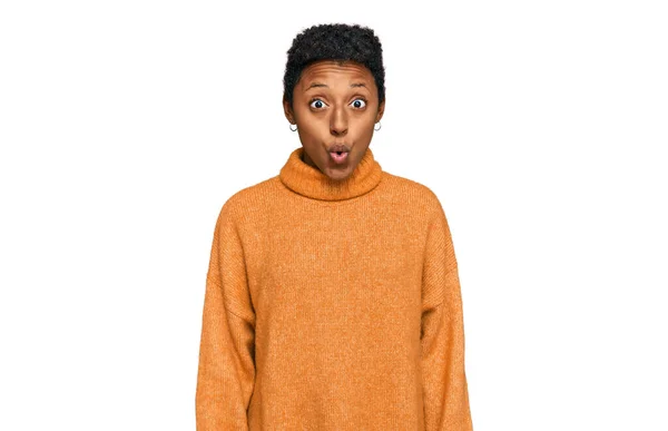 若いアフリカ系アメリカ人の女性は カジュアル服を着て恐怖と驚きのために口を開けて驚いて 不信の顔 — ストック写真