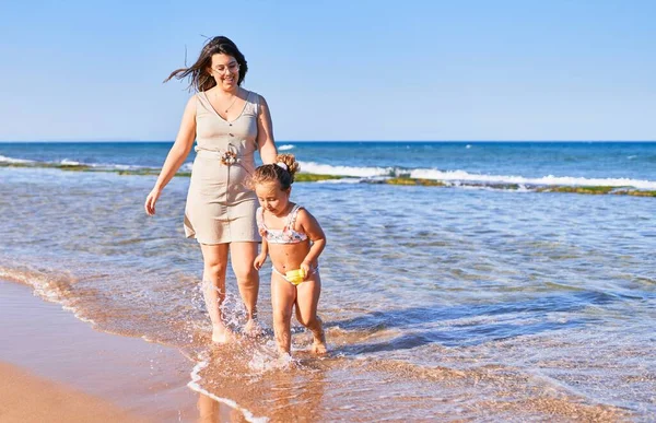 Bella Madre Figlia Che Giocano Spiaggia — Foto Stock