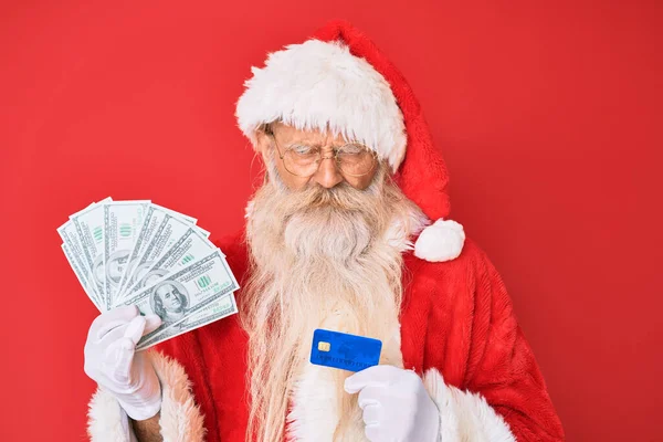 Velho Idoso Vestindo Traje Papai Noel Segurando Dólares Cartão Crédito — Fotografia de Stock