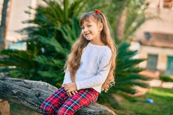 Entzückendes Kaukasisches Mädchen Lächelt Glücklich Park Sitzend — Stockfoto