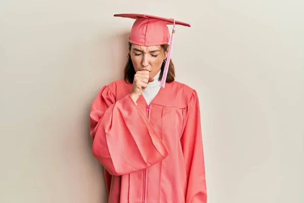 Junge Kaukasische Frau Mit Abschlussmütze Und Zeremoniengewand Fühlt Sich Unwohl — Stockfoto