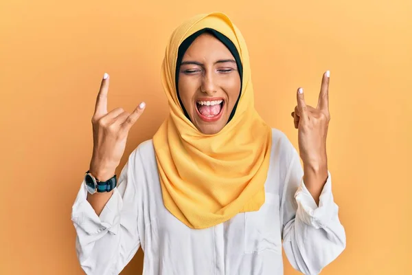 Młoda Brunetka Arabka Ubrana Tradycyjny Islamski Szalik Krzyczy Szalonym Wyrazem — Zdjęcie stockowe