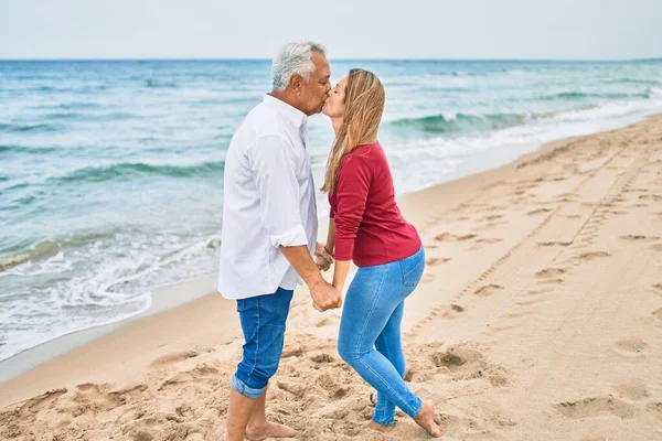 Middelbare Leeftijd Hispanic Paar Zoenen Knuffelen Het Strand — Stockfoto