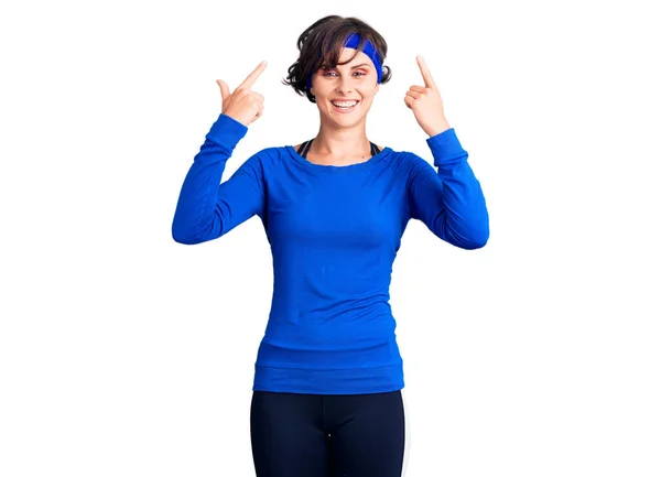 Hermosa Mujer Joven Con Pelo Corto Usando Entrenamiento Entrenamiento Ropa —  Fotos de Stock