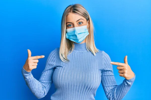 Vacker Blond Kvinna Bär Covid Medicinsk Mask Ser Säker Med — Stockfoto