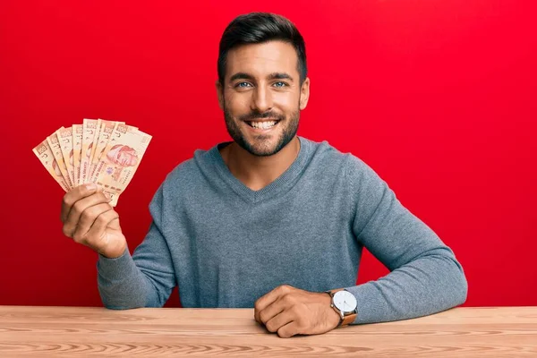 Hombre Hispano Guapo Sosteniendo Pesos Mexicanos Luciendo Positivo Feliz Pie — Foto de Stock