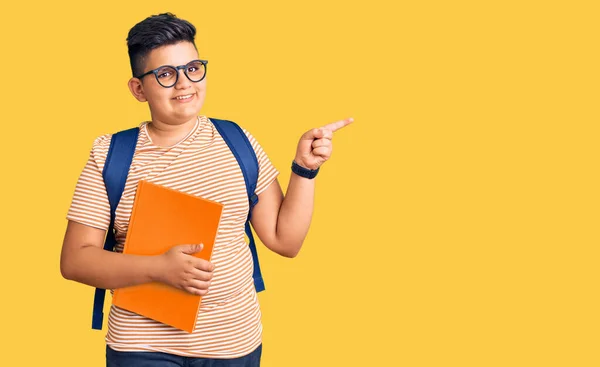 Kleine Jongen Draagt Student Rugzak Met Boeken Glimlachend Vrolijk Wijzend — Stockfoto