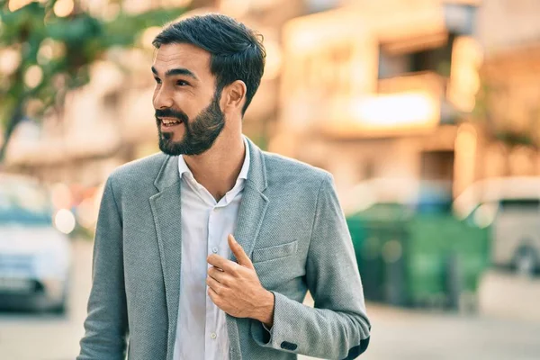 Junger Hispanischer Geschäftsmann Lächelt Glücklich Der Stadt — Stockfoto