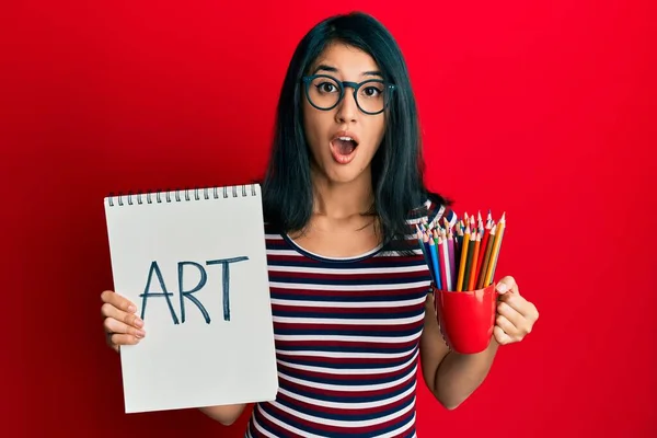 Hermosa Mujer Joven Asiática Sosteniendo Cuaderno Arte Lápices Colores Asustado — Foto de Stock