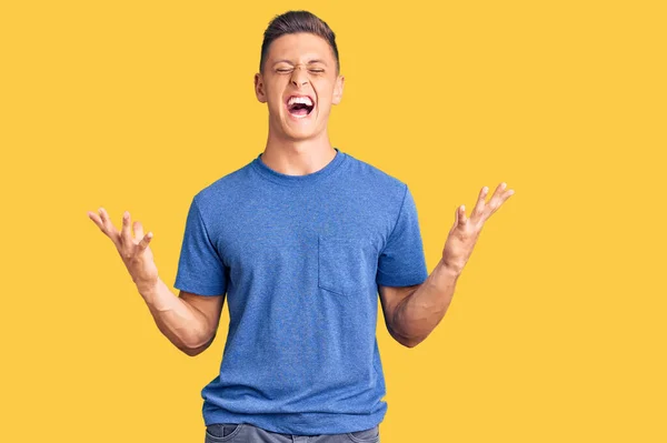 Homem Hispânico Bonito Jovem Vestindo Roupas Casuais Celebrando Louco Louco — Fotografia de Stock