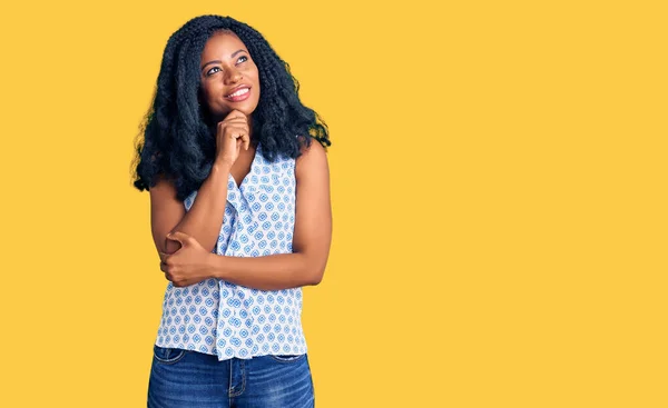 Mooie Afro Amerikaanse Vrouw Draagt Casual Zomer Shirt Met Hand — Stockfoto