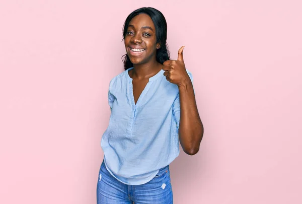 Junge Afrikanisch Amerikanische Frau Lässiger Kleidung Lächelt Glücklich Und Positiv — Stockfoto