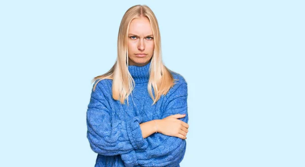 Ung Blond Flicka Bär Ull Vinter Tröja Skeptisk Och Nervös — Stockfoto