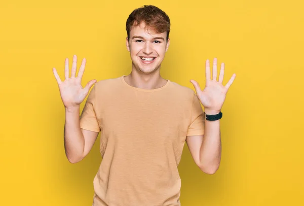 Junger Kaukasischer Mann Lässiger Kleidung Zeigt Mit Finger Nummer Zehn — Stockfoto