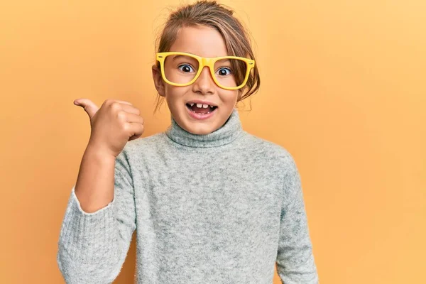 Pequena Menina Bonita Vestindo Roupas Casuais Óculos Amarelos Apontando Polegar — Fotografia de Stock