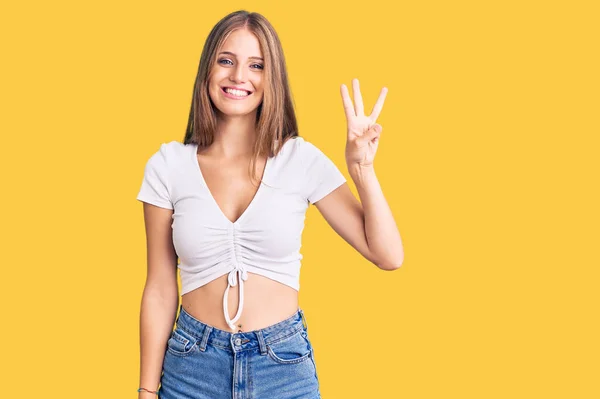Młoda Piękna Blondynka Luźnej Białej Koszuli Pokazuje Wskazuje Palcem Numer — Zdjęcie stockowe