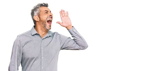 Middelbare Leeftijd Grijsharige Man Draagt Casual Kleding Schreeuwen Schreeuwen Luid — Stockfoto