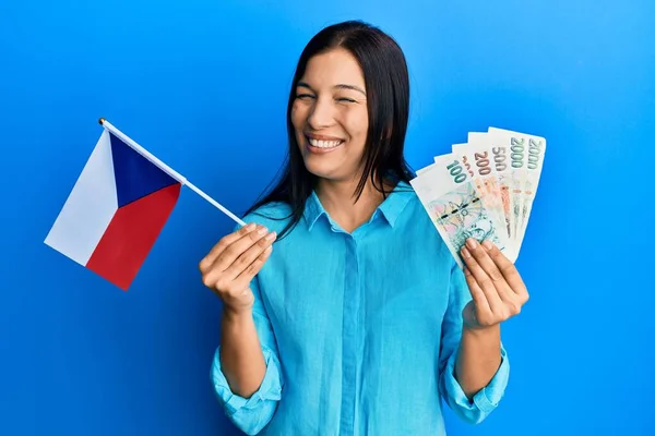 Joven Mujer Latina Sosteniendo Bandera República Checa Billetes Corea Guiñando —  Fotos de Stock