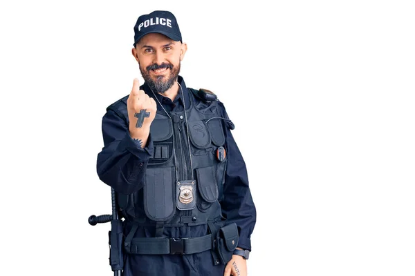 Jovem Homem Bonito Vestindo Uniforme Policial Acenando Vir Aqui Gesto — Fotografia de Stock