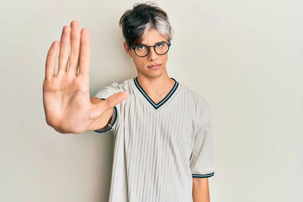 Jeune Homme Hispanique Portant Des Vêtements Décontractés Des Lunettes Cessent — Photo